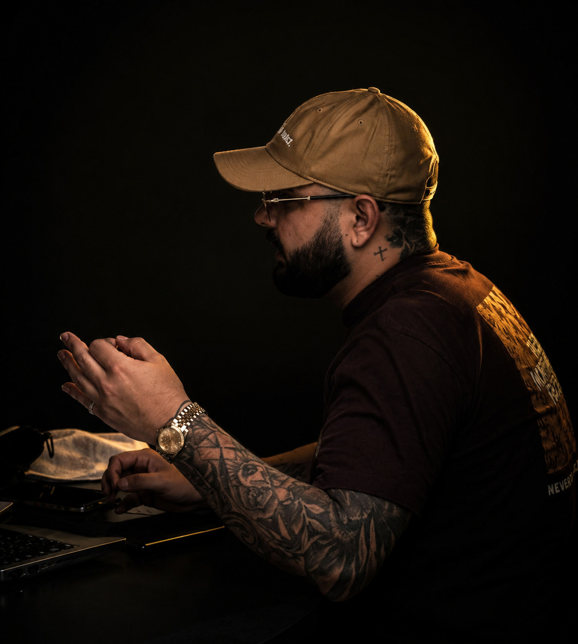 Matheus trabalhando na mesa